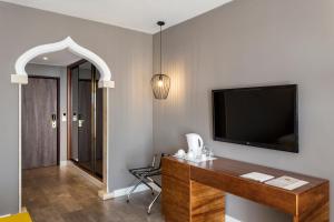 Телевизор и/или развлекательный центр в AP Oriental Beach - Adults Friendly
