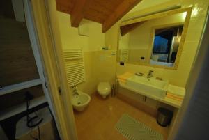 Kylpyhuone majoituspaikassa Hotel Garnì Zanella
