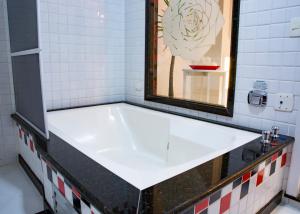 uma casa de banho com um lavatório e um espelho em Shampoo Prime Motel em Brusque