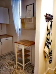 eine Küche mit einem Tisch in der Ecke eines Zimmers in der Unterkunft CityCenter Apartment TTO in Győr