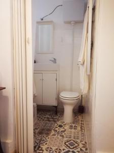 ein weißes Bad mit einem WC und einem Waschbecken in der Unterkunft CityCenter Apartment TTO in Győr