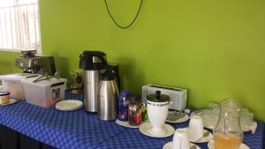 un piano di lavoro blu con una macchinetta del caffè di Pauline Hotel Lira a Lira