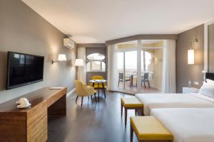 Телевизор и/или развлекательный центр в AP Oriental Beach - Adults Friendly