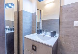 uma casa de banho com um lavatório e um espelho em Realkasa Azzarita Flat em Bolonha