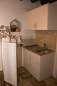 A kitchen or kitchenette at Xenios Cottages