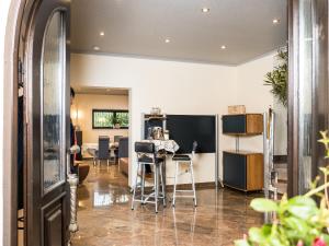 a kitchen and dining room with a table and chairs at 3 Zimmer Loft mit Sauna & Garten in Ortenberg in Ortenberg