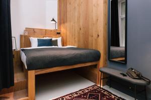Een bed of bedden in een kamer bij TG Hotel Suites Budapest