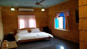 Postel nebo postele na pokoji v ubytování Mariyan Safari Jaisalmer