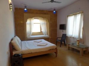 Postel nebo postele na pokoji v ubytování Mariyan Safari Jaisalmer + 19 fotografií