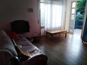 ein Wohnzimmer mit einem Sofa und einem Tisch in der Unterkunft Le Piagge in Nemi
