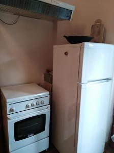 eine Küche mit einem weißen Herd und einem Kühlschrank in der Unterkunft Le Piagge in Nemi