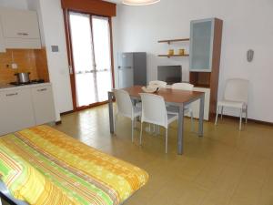 ビビオーネにあるSimma - Appartamentiのキッチン、ダイニングルーム(テーブル、椅子付)