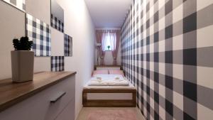 ヴィスワにあるApartamenty Sun & Snow Kamienna Wisłaのベッドと窓が備わる小さな客室です。