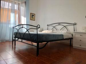 czarne łóżko w pokoju z oknem w obiekcie Residenza Elaya La Maddalena w mieście La Maddalena
