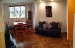 Departamento Unico en Recoleta !! Ubicacion Excelente. في بوينس آيرس: غرفة معيشة مع أريكة وطاولة