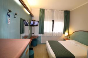 Ένα ή περισσότερα κρεβάτια σε δωμάτιο στο Hotel Domenichino