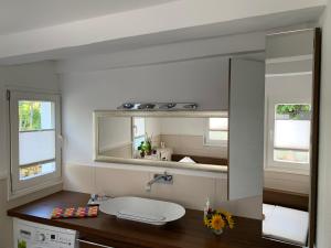 ein Bad mit einem Waschbecken und einem Spiegel in der Unterkunft Buxhaus in Solingen