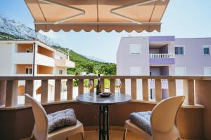 een balkon met een tafel en stoelen en uitzicht bij Villa Promajna 5 in Promajna