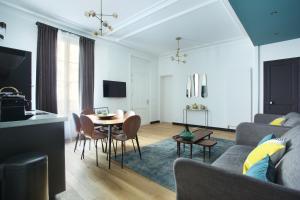 - un salon avec un canapé et une table dans l'établissement Apartment Champ de Mars - Tour Eiffel by Studio prestige, à Paris