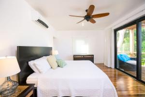 Postel nebo postele na pokoji v ubytování Vivaro Roatan Beachfront