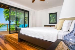 Postel nebo postele na pokoji v ubytování Vivaro Roatan Beachfront