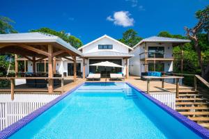 Bazén v ubytování Vivaro Roatan Beachfront nebo v jeho okolí