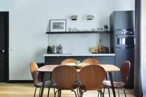une cuisine avec une table et des chaises dans l'établissement Apartment Champ de Mars - Tour Eiffel by Studio prestige, à Paris