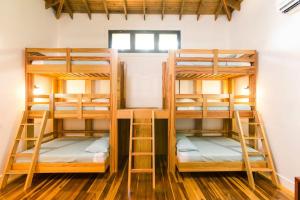 Postel nebo postele na pokoji v ubytování Vivaro Roatan Beachfront
