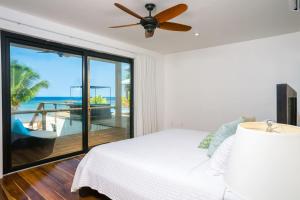מיטה או מיטות בחדר ב-Vivaro Roatan Beachfront
