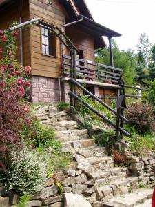 a set of stone steps leading to a house at domek w centrum w Zawoi in Zawoja