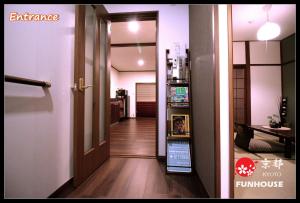 korytarz prowadzący do pokoju z drzwiami i korytarzem w obiekcie Funhouse Kaori w mieście Kami-tobachō