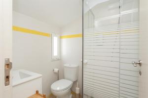 een witte badkamer met een toilet en een wastafel bij MouraLua in Sintra