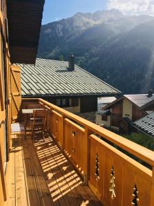 een balkon met een tafel en stoelen en bergen bij L'Eterlou, 2 minutes à pied des télécabines, Paradiski, Belle vue in Champagny-en-Vanoise