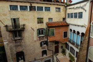 einen Ausblick über ein altes Gebäude in der Unterkunft Piazza San Marco - Cozy and warm apartment in Venedig