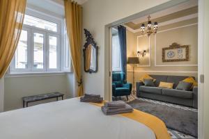 een slaapkamer met een groot bed en een bank bij Lisbon Garden Retreat in Lissabon