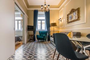 een hotelkamer met een bed, een bureau en stoelen bij Lisbon Garden Retreat in Lissabon