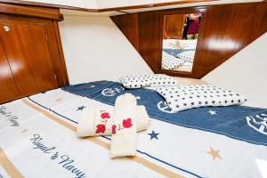 un primer plano de una cama en un barco en Barco Menorquina, en Sitges