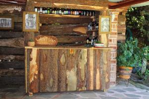 a bar made out of a tree stump at Hospedaje Rancho La Joya in Villa del Carbón