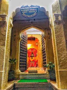 Fasaden eller entrén till Desert Haveli Guest House