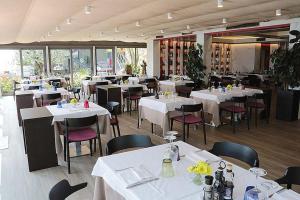 restauracja ze stołami i krzesłami z białym blatem w obiekcie Hotel Aurora w Sirmione +37 zdjęć