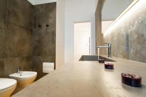 ペルージャにあるNIMA Boutique Houseの洗面台とトイレ付きのバスルーム +49枚の写真