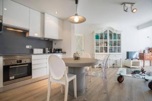 Cozy Seaview Apartment في باريد: مطبخ مع طاولة وكراسي في غرفة
