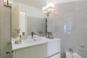 Ένα μπάνιο στο Cozy Seaview Apartment +30 φωτογραφίες