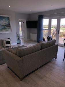 ein Wohnzimmer mit Sofa und Fernseher in der Unterkunft Portview in Portrush