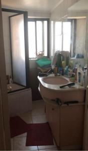 La salle de bains est pourvue d'un lavabo et d'un miroir. dans l'établissement Muelle Vergara view, à Viña del Mar