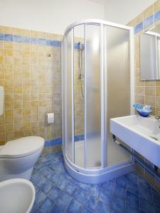 ミラノ・マリッティマにあるHotel Olympicのバスルーム(シャワー、トイレ、シンク付)