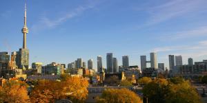 een uitzicht op de skyline van de stad met de cn toren bij The Alexandra Hotel in Toronto