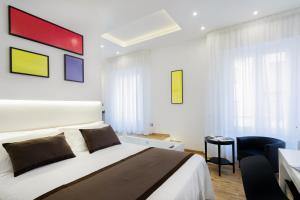 une chambre avec un lit, un bureau et une chaise dans l'établissement Lighea aqua suites and breakfast, à Palerme