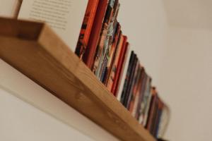 un libro sentado en la parte superior de un estante de libros en Apartment Strandperle, en Aurich