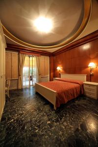 um quarto com uma cama num quarto com um tecto em B&B La Terrazza em Brescia